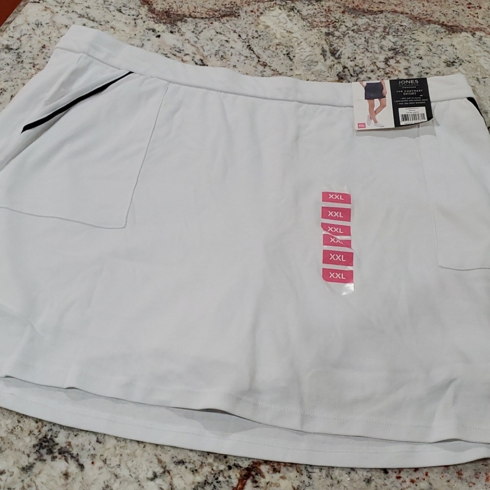 The contrast skort